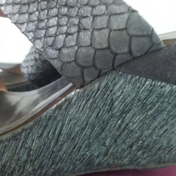 2for30!! Textured Blue Wedge Sandals - Picture 6 of 10